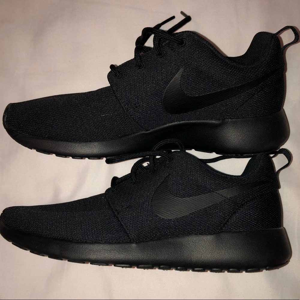 NEW Nike Black Roche